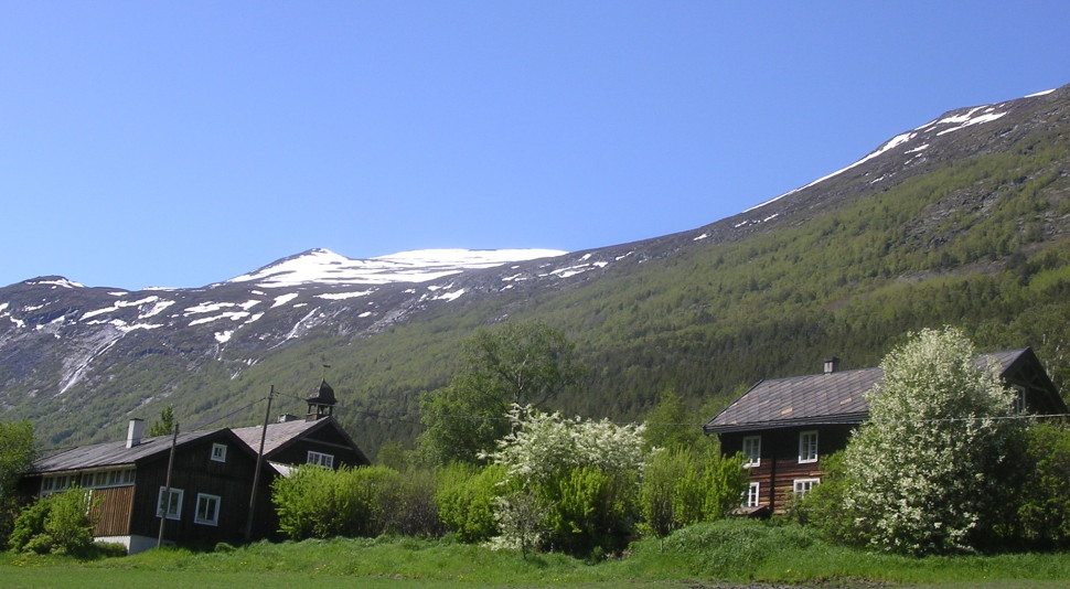 Gård med fjell og natur